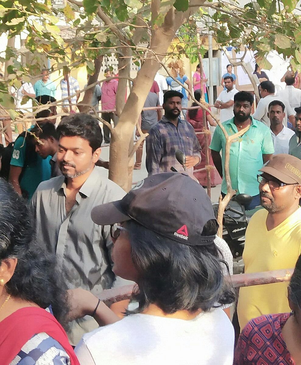 தமிழ் திரை பிரபலங்கள் வாக்களிப்பு! (Photo Story)