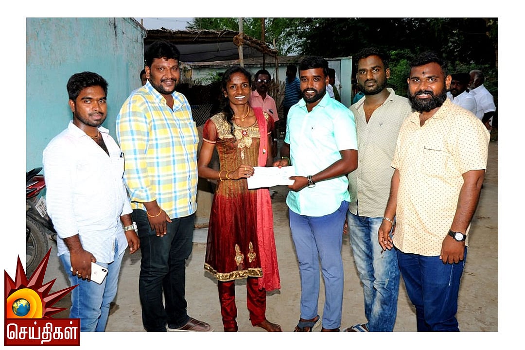 கோமதி மாரிமுத்துவுக்கு 5 லட்சத்துகான காசோலையை வழங்கிய விஜய் சேதுபதியின் ரசிகர் மன்றத்தினர்.