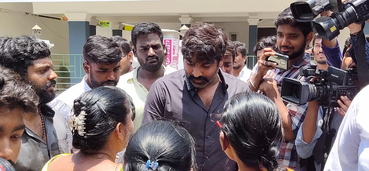 தமிழ் திரை பிரபலங்கள் வாக்களிப்பு! (Photo Story)