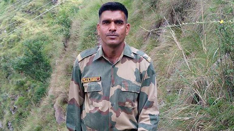 முள்ளை முள்ளால் எடுக்குறாங்க... மோடிக்கு எதிராக போட்டியிடும் முன்னாள் ராணுவ வீரர்...