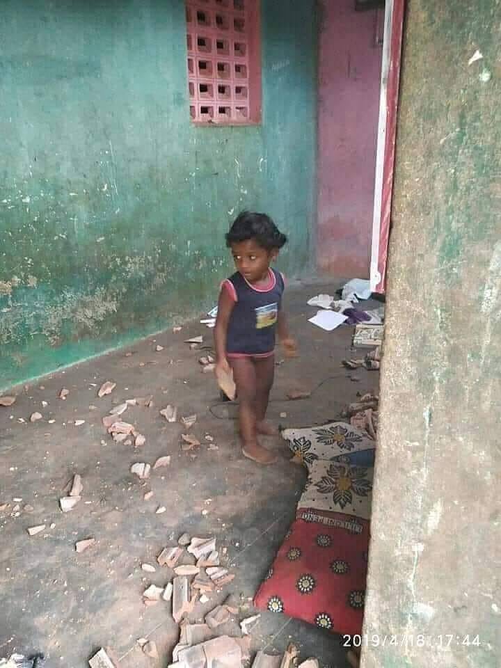 பொன்பரப்பி - சேதப்படுத்தப்பட்ட தனது வீட்டில் பார்வையிடும் குழந்தை 