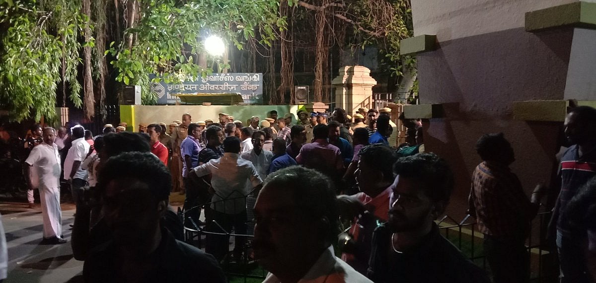 வாக்குப்பதிவு இயந்திரங்கள் வைக்கப்பட்ட அறைக்குச் சென்ற பெண் அதிகாரி - மதுரையில் பரபரப்பு!