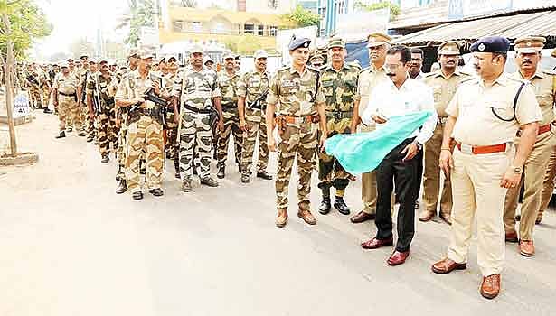 கம்பெனி படையினரின் பாதுகாப்பு பணியை தொடங்கி வைத்த கரூர் மாவட்ட ஆட்சியர் அன்பழகன்.