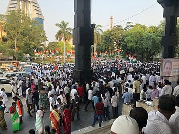 ராகுல் காங்கிரஸ் தலைவராகத் தொடரக்கோரி நடந்த பேரணியில் தீக்குளித்த தமிழகத் தொண்டர் !