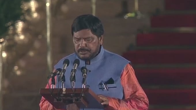 #LIVE பிரதமராக பதவியேற்றார் மோடி - அமைச்சரவையில் இடம் பெற்றவர்களின் பட்டியல்!