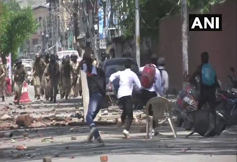 காஷ்மீரில் சிறுமிக்கு பாலியல் கொடுமை : போராட்டத்தில் இராணுவத்தினர் மீது கல்வீச்சு!