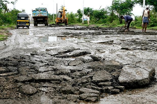 தமிழகத்தில் விபத்துகள் அதிகம் நடைபெற மோசமான சாலைகளே காரணம் - மதுரை உயர்நீதிமன்றம் கருத்து!