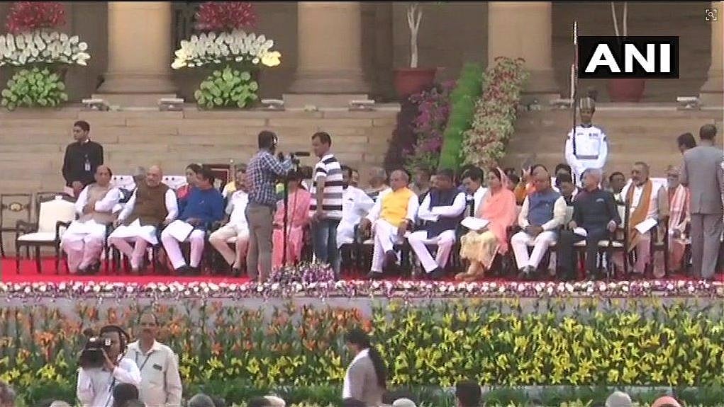 #LIVE பிரதமராக பதவியேற்றார் மோடி - அமைச்சரவையில் இடம் பெற்றவர்களின் பட்டியல்!