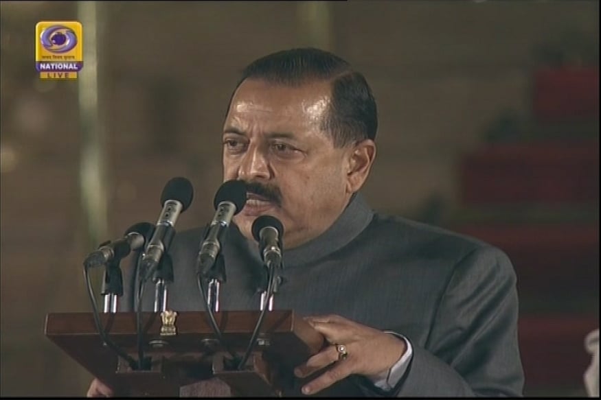 #LIVE பிரதமராக பதவியேற்றார் மோடி - அமைச்சரவையில் இடம் பெற்றவர்களின் பட்டியல்!