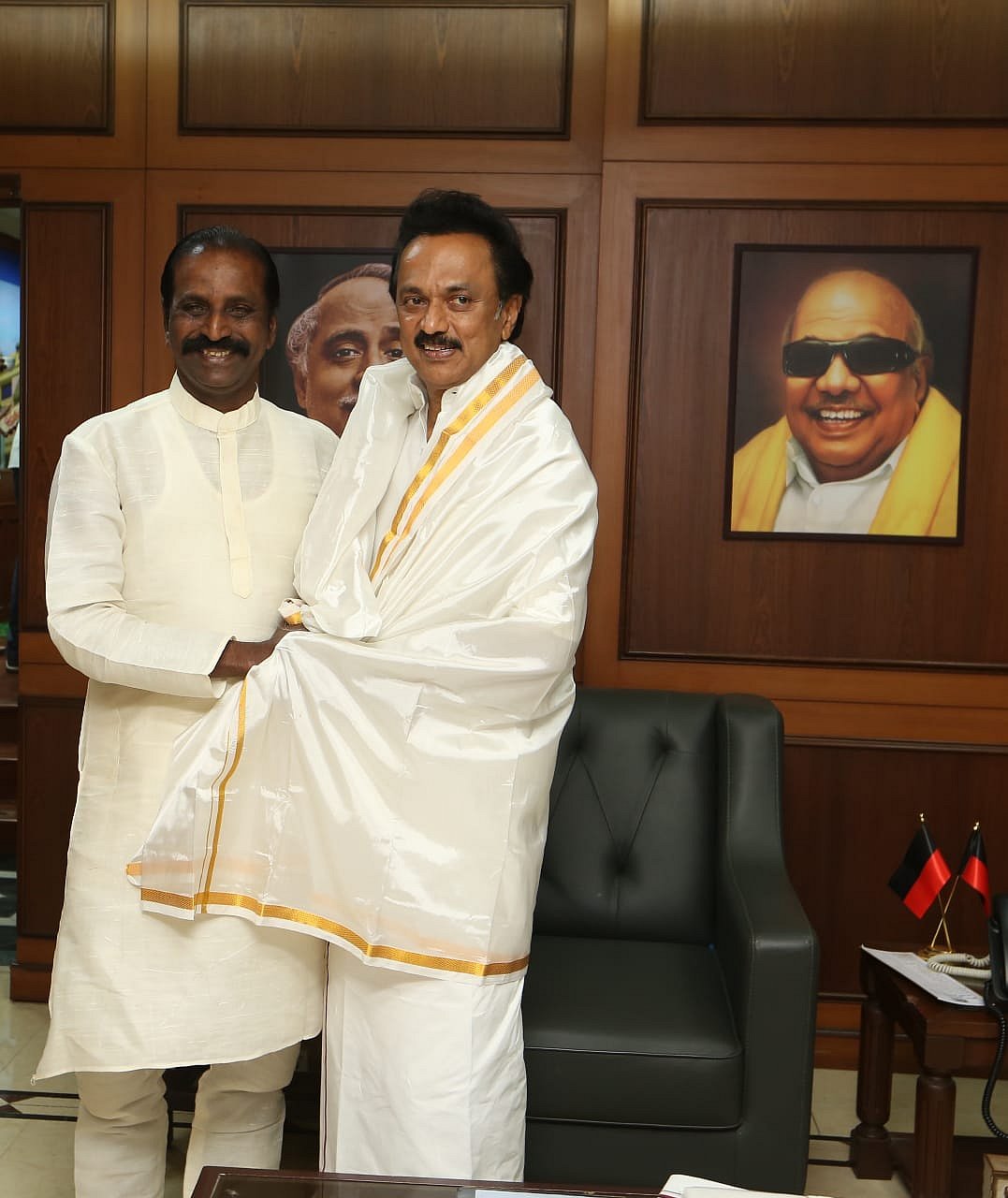 நாடுமுழுவதும் வந்த சுனாமியில் தமிழகம் மட்டும் சிக்கவில்லை - வைரமுத்து சூசகம்!