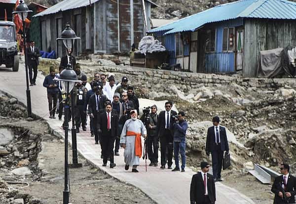 காவி அங்கி.. தலையில் தொப்பி - தேர்தல் பரப்புரை முடிந்ததும் டூர் கிளம்பிய மோடி!