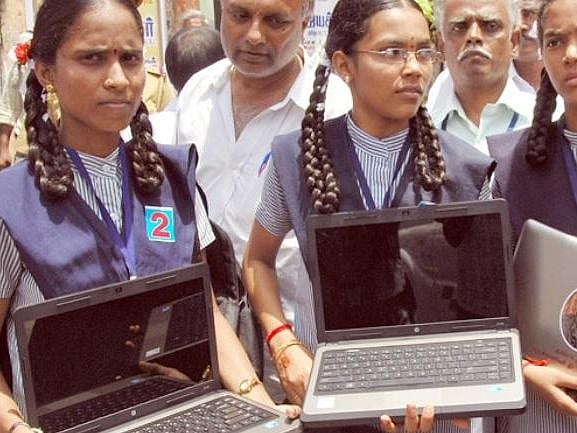 இலவச மடிக்கணினியின் தற்போதைய பயன்பாடு குறித்து மாணவர்களிடம் ஆய்வுசெய்ய உத்தரவு