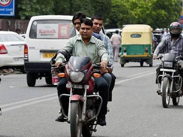 இருசக்கர வாகனத்தில் மூன்று பேர் சென்றால் போலீசார் கண்டுகொள்வதில்லை: நீதிமன்றம் கண்டனம்!