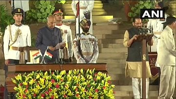 #LIVE பிரதமராக பதவியேற்றார் மோடி - அமைச்சரவையில் இடம் பெற்றவர்களின் பட்டியல்!