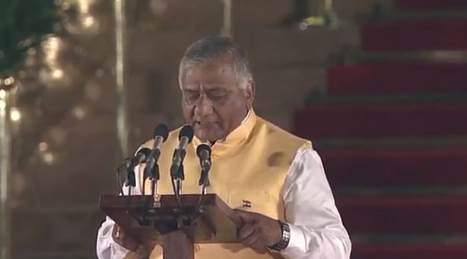 #LIVE பிரதமராக பதவியேற்றார் மோடி - அமைச்சரவையில் இடம் பெற்றவர்களின் பட்டியல்!