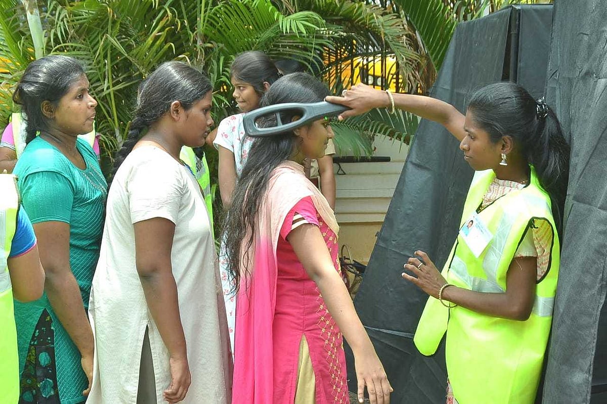 நீட் தேர்வு : பலத்த சோதனைகளுக்குப் பின்னர் அனுமதிக்கப்பட்ட மாணவர்கள்!