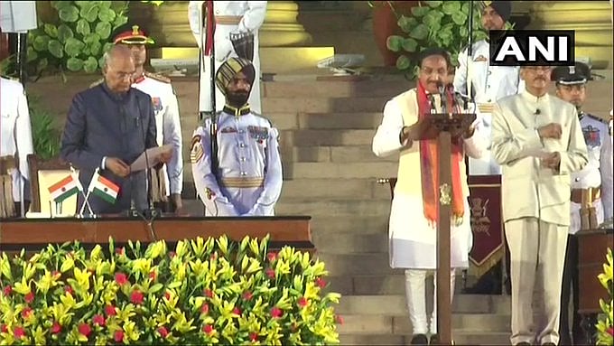 #LIVE பிரதமராக பதவியேற்றார் மோடி - அமைச்சரவையில் இடம் பெற்றவர்களின் பட்டியல்!