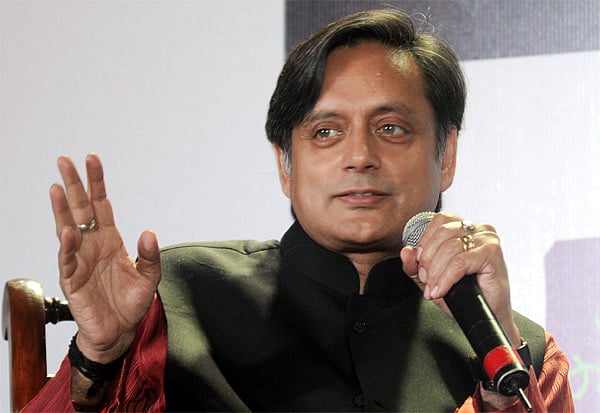 “மோடியை வீட்டுக்கு அனுப்புவதில் தென்னிந்தியா முக்கியப் பங்காற்றும்” : சசி தரூர்