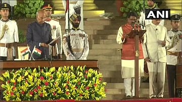 #LIVE பிரதமராக பதவியேற்றார் மோடி - அமைச்சரவையில் இடம் பெற்றவர்களின் பட்டியல்!