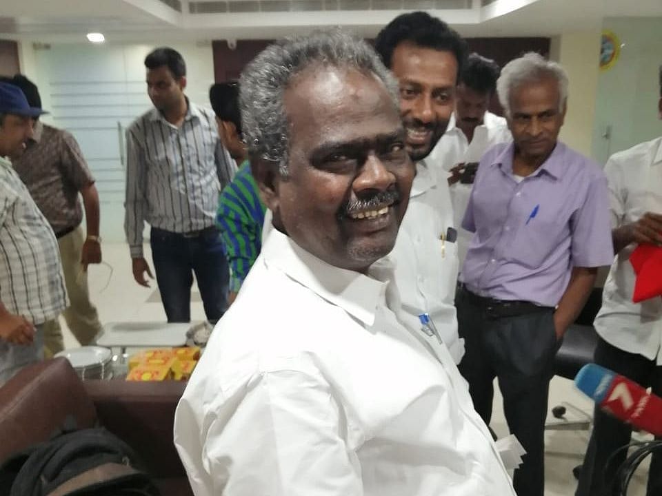 காவிரி விவகாரத்தில் நீதிமன்ற தீர்ப்பை பின்பற்ற வேண்டும் : பணியைத் தொடங்கினார் நாகை எம்.பி