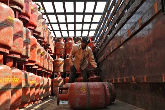 “விளம்பரத்தில் வந்தவரே விறகில் சமைக்கிறார்”: மானிய விலையில் சிலிண்டர் திட்டம் படுதோல்வி!