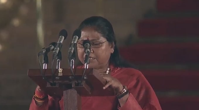 #LIVE பிரதமராக பதவியேற்றார் மோடி - அமைச்சரவையில் இடம் பெற்றவர்களின் பட்டியல்!