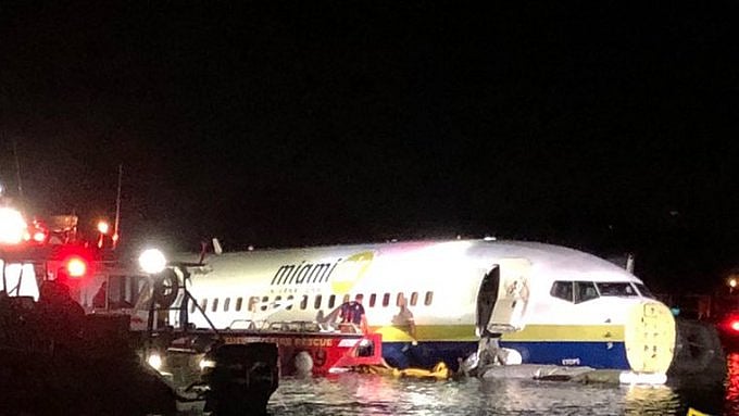 அமெரிக்கா : ஆற்றில் தரையிறங்கிய போயிங் விமானம் !