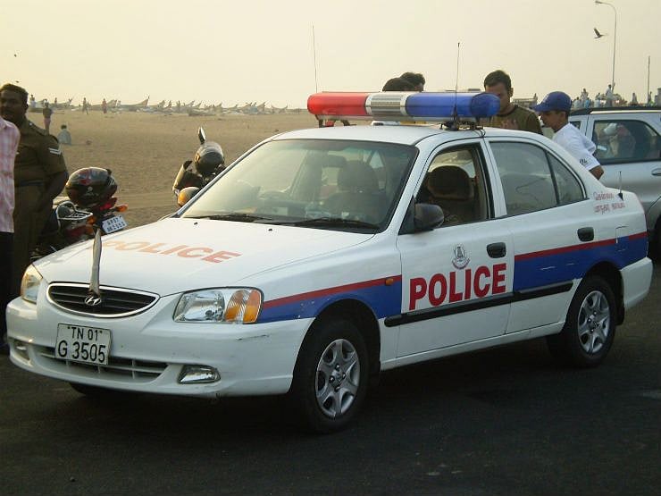 ரேஸிங்.. சேஸிங்.. சினிமா பாணியில் கடத்தல் கும்பலை விரட்டி பிடித்த தமிழக போலீஸார் (வீடியோ)