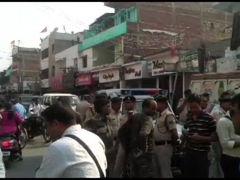 பீகார் ஹோட்டலில்  2 மின்னணு வாக்கு எந்திரங்கள் பறிமுதல்! 