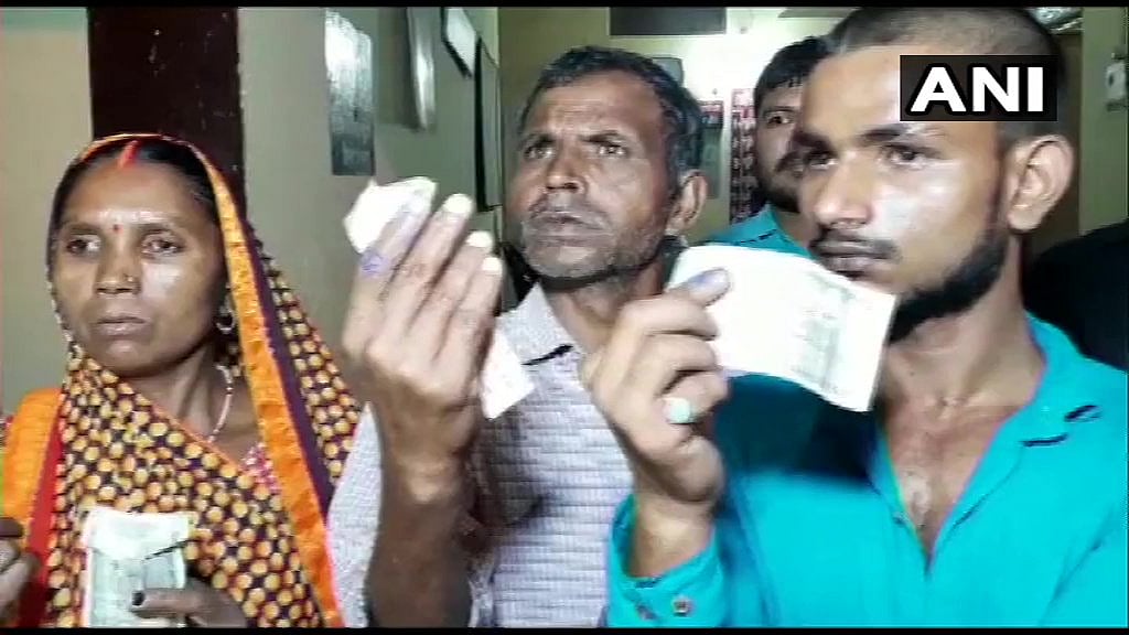 வாக்காளர்களுக்கு பணம் கொடுத்து விரலில் அடையாள மை வைப்பு; வாரணாசியில் பா.ஜ.கவினர் அராஜகம்!