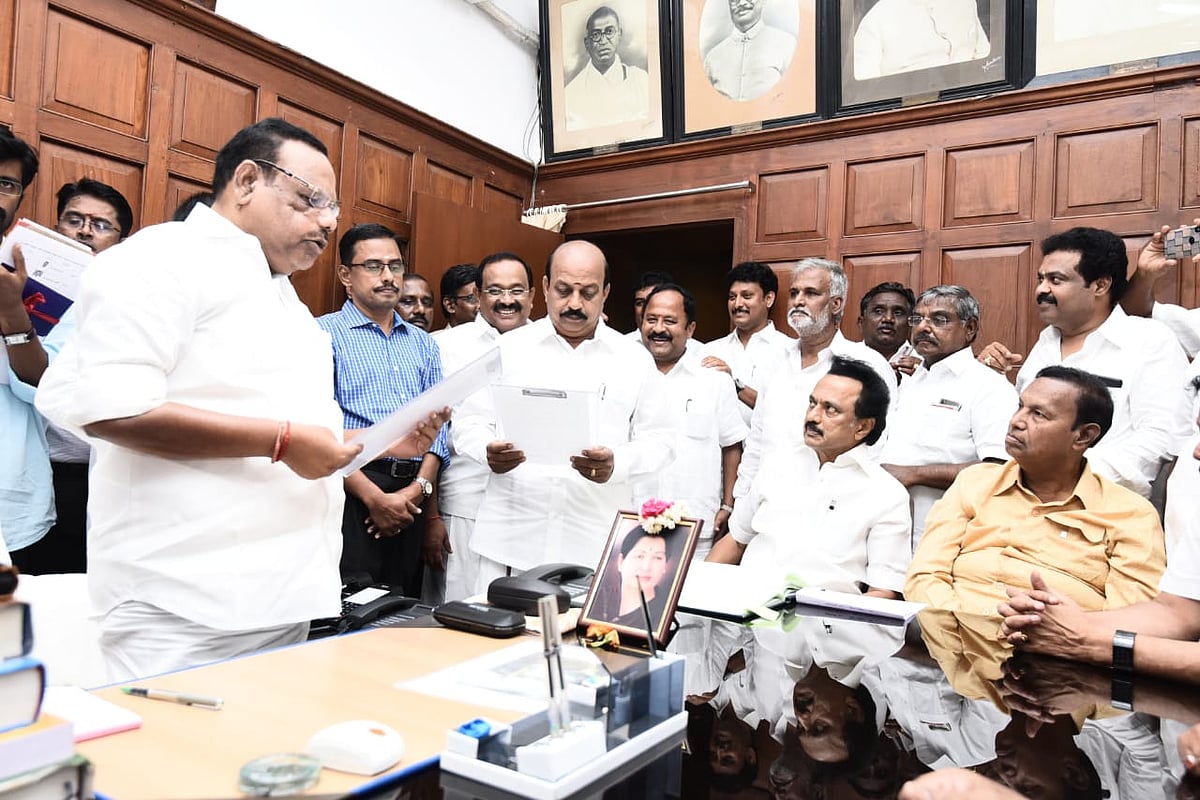 இடைத்தேர்தலில் வெற்றி பெற்ற தி.மு.க. எம்.எல்.ஏக்கள் 13 பேரும் பதவியேற்பு!
