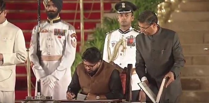 #LIVE பிரதமராக பதவியேற்றார் மோடி - அமைச்சரவையில் இடம் பெற்றவர்களின் பட்டியல்!