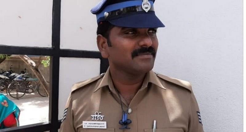 நீட் தேர்வு : மாணவனுக்கு உதவி ஹீரோவான போலீஸ்!