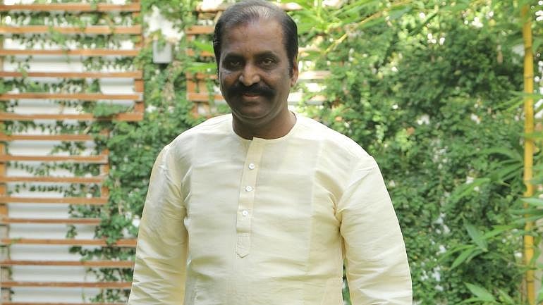 நாடுமுழுவதும் வந்த சுனாமியில் தமிழகம் மட்டும் சிக்கவில்லை - வைரமுத்து சூசகம்!