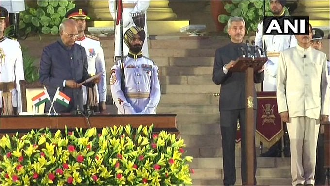 #LIVE பிரதமராக பதவியேற்றார் மோடி - அமைச்சரவையில் இடம் பெற்றவர்களின் பட்டியல்!