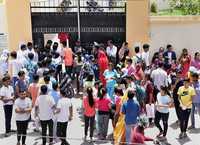 ரயில் தாமதத்தால் நீட் எழுத முடியாமல் தவித்த 600 மாணவர்கள் - மீண்டும் தேர்வு எழுத அனுமதி!