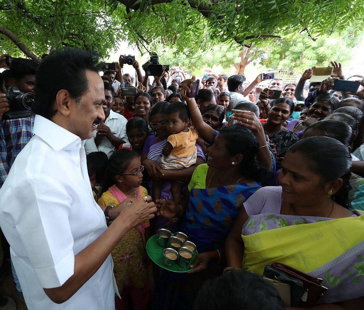 மக்களோடு மக்களாக அரவக்குறிச்சியில் தி.மு.க தலைவர் ஸ்டாலின் பரப்புரை - ஆல்பம்