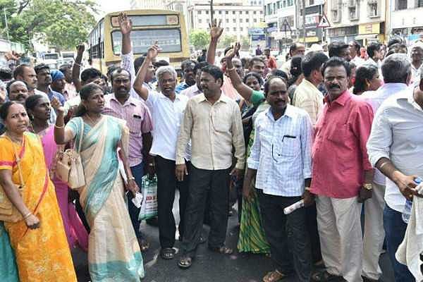 பள்ளிக் கல்வித்துறையின் தவறுக்கு நாங்கள் பலியாவதா? ஆசிரியர்கள் குமுறல்