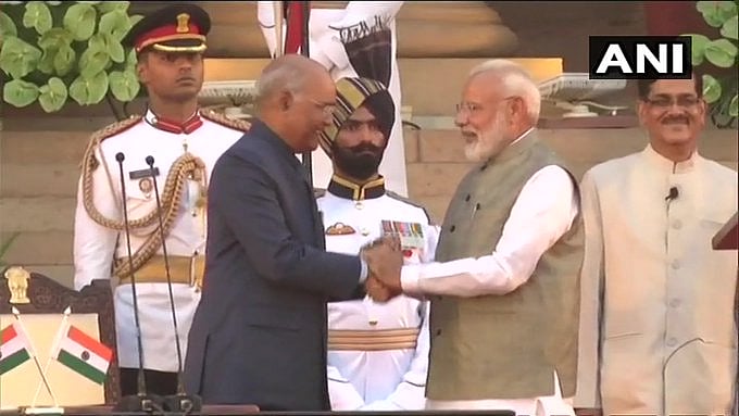 #LIVE பிரதமராக பதவியேற்றார் மோடி - அமைச்சரவையில் இடம் பெற்றவர்களின் பட்டியல்!