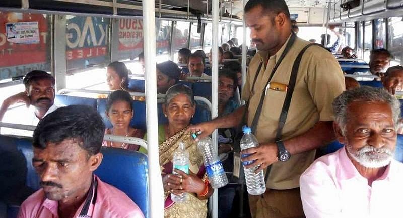 பயணிகளின் தாகம் தணிக்கும் அரசு பேருந்து நடத்துநர்- மனிதாபிமானத்துக்கு குவியும் பாராட்டுகள்