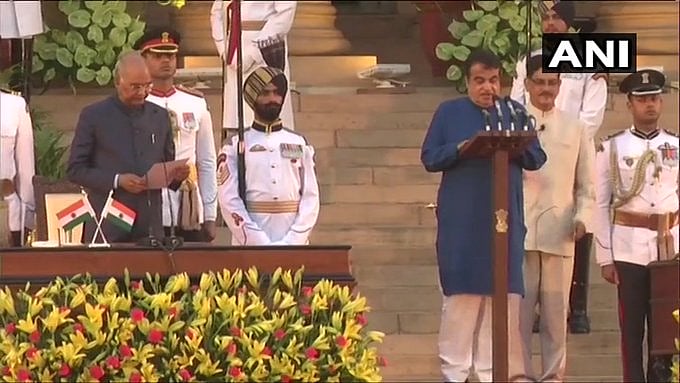 #LIVE பிரதமராக பதவியேற்றார் மோடி - அமைச்சரவையில் இடம் பெற்றவர்களின் பட்டியல்!