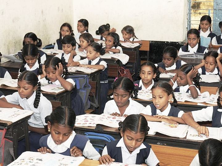 தமிழக பள்ளிகளில் பாடபுத்தகங்கள் இதுவரை வழங்கப்படவில்லை : பெற்றோர்கள் கடும் அதிருப்தி!