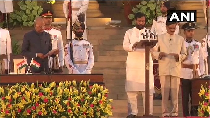 #LIVE பிரதமராக பதவியேற்றார் மோடி - அமைச்சரவையில் இடம் பெற்றவர்களின் பட்டியல்!