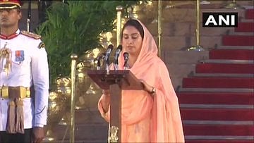 #LIVE பிரதமராக பதவியேற்றார் மோடி - அமைச்சரவையில் இடம் பெற்றவர்களின் பட்டியல்!