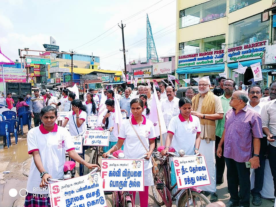 அரசு பள்ளிகளை பாதுகாக்க வலியுறுத்தி 1500கி.மீ சைக்கிள் பிரசாரம்: அசத்தும் மாணவர் சங்கம்!