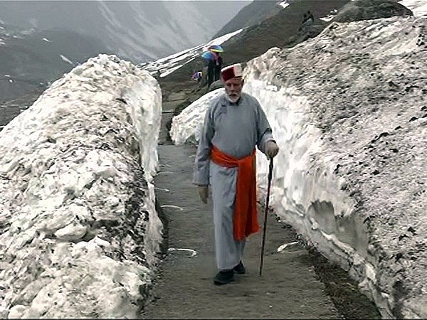 காவி அங்கி.. தலையில் தொப்பி - தேர்தல் பரப்புரை முடிந்ததும் டூர் கிளம்பிய மோடி!