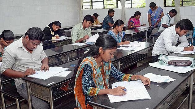 ஒரே நாளில் 2 தேர்வு: தகுதித்தேர்வா & பி.எட் தேர்வா எதை எழுதுவது ? மாணவர்கள் குழப்பம்! 