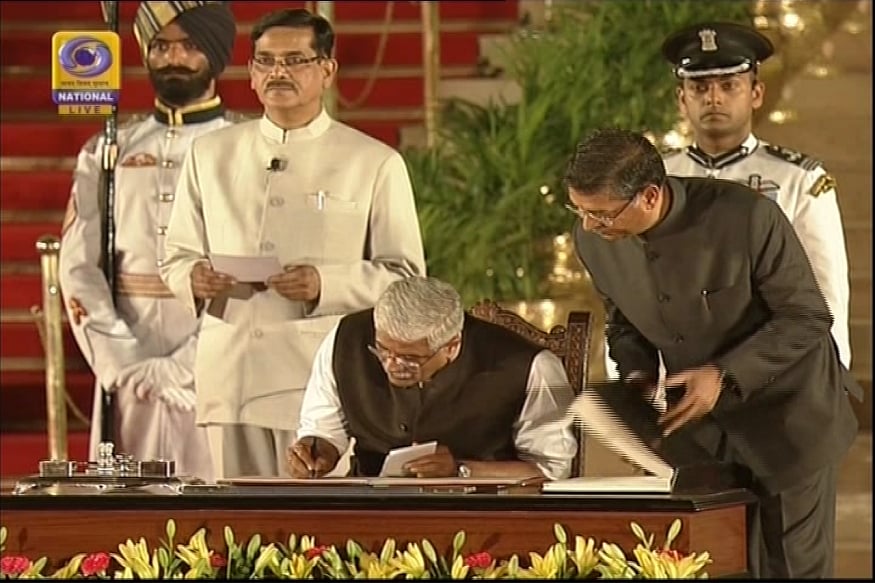 #LIVE பிரதமராக பதவியேற்றார் மோடி - அமைச்சரவையில் இடம் பெற்றவர்களின் பட்டியல்!