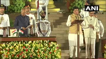 #LIVE பிரதமராக பதவியேற்றார் மோடி - அமைச்சரவையில் இடம் பெற்றவர்களின் பட்டியல்!