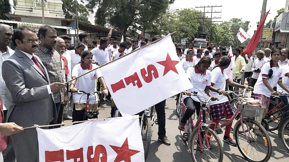 அரசு பள்ளிகளை பாதுகாக்க வலியுறுத்தி 1500கி.மீ சைக்கிள் பிரசாரம்: அசத்தும் மாணவர் சங்கம்!
